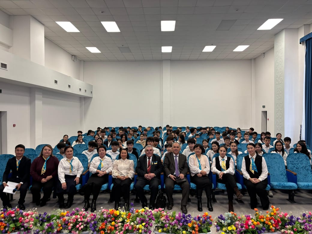 Мектеп оқушыларымен кәсіби-бағдар беру бағытында кездесу